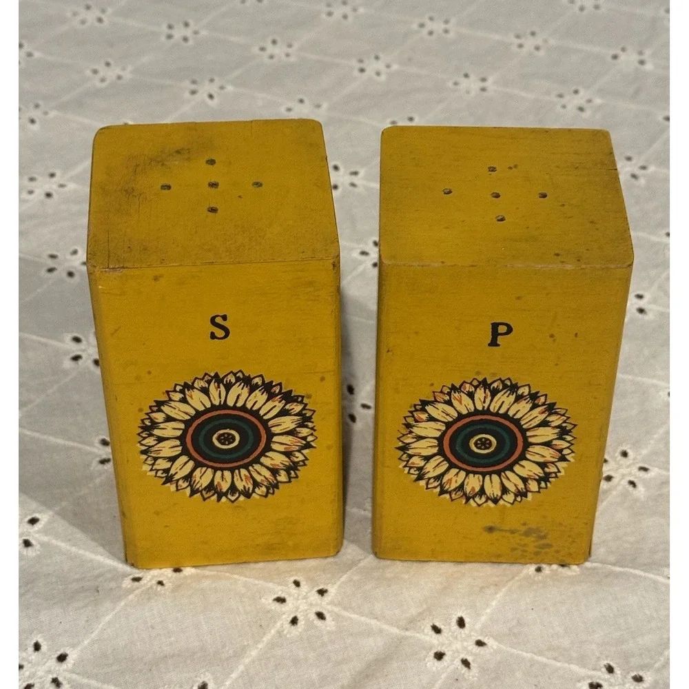 Vintage MCM Sunflower Wood‎ Salt & Pepper Shakers Retro 60s/70s Kitchen Decor